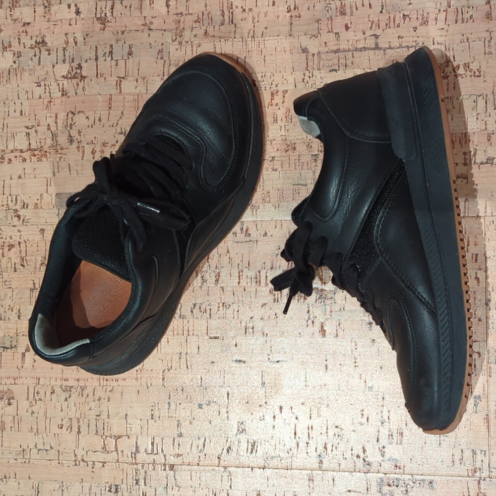 Everlane The Trainer Sneaker Black/gum sole